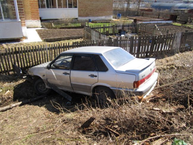 В Ухте женщина-водитель на автомашине ВАЗ-2115 врезалась на дворовой парковке в Chery Tiggo и ВАЗ-2106 2106